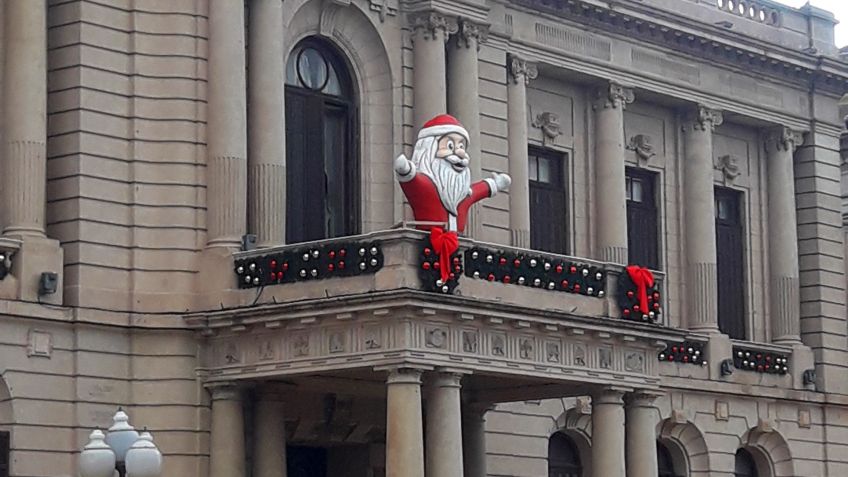 Papa Noel ya asoma desde el balcón municipal