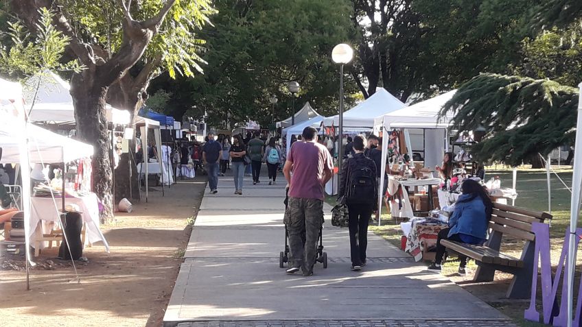 Importante cantidad de locales y turistas en los paseos de la ciudad