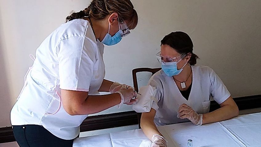 Coronavirus: con simuladores de tela, estudiantes de enfermería se capacitan para vacunar