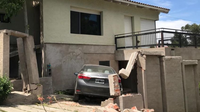 Auto fuera de control derribó un portón y una pared de una vivienda