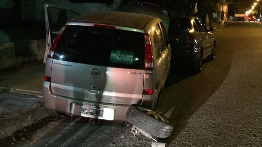 Chocó un auto estacionado y volcó