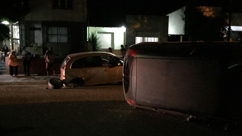 Chocó un auto estacionado y volcó