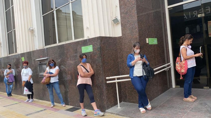 Descontrol en el centro por los diferentes horarios de los bancos