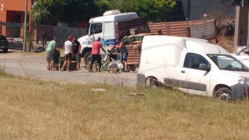 Se tuvo que desviar por el corte de ruta y se le cayó parte de la mercadería