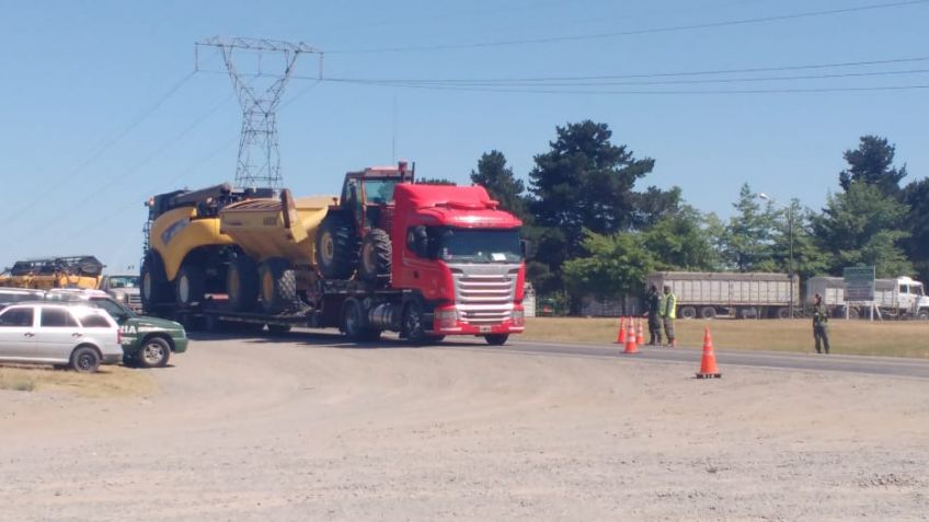 Se tuvo que desviar por el corte de ruta y se le cayó parte de la mercadería