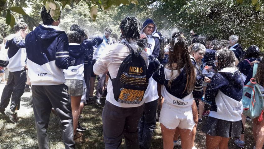 La Promoción 2020 de San José le puso un colorido distinto a la Plaza Independencia