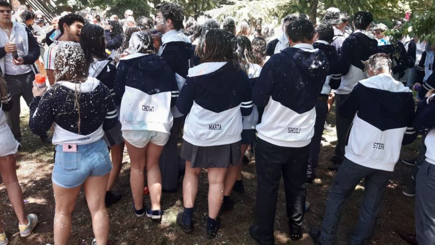La Promoción 2020 de San José le puso un colorido distinto a la Plaza Independencia