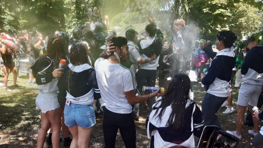 La Promoción 2020 de San José le puso un colorido distinto a la Plaza Independencia