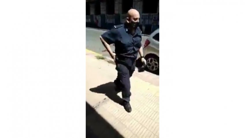 Tras un forcejeo, un policía sacó su arma en pleno centro y el caso es investigado