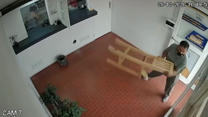 Cliente se sacó en un centro de pago y rompió una pared y ventana