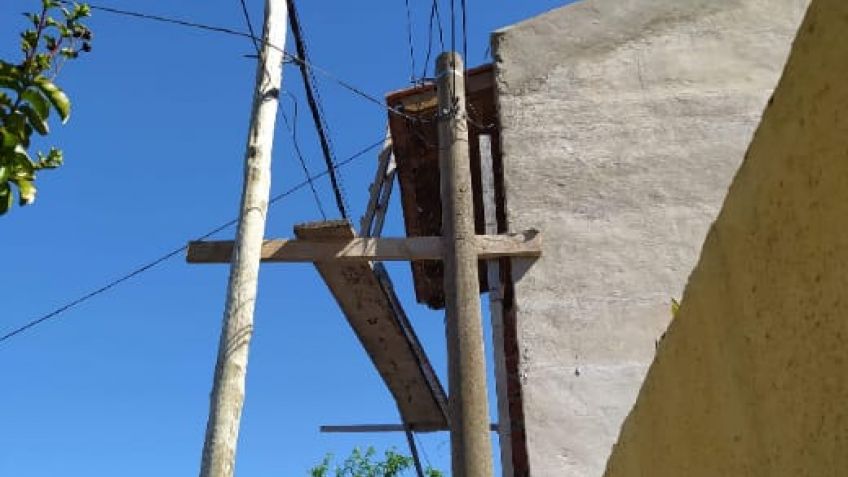 Recordaron la prohibición de colocar andamios, chapas o carteles en los postes de luz