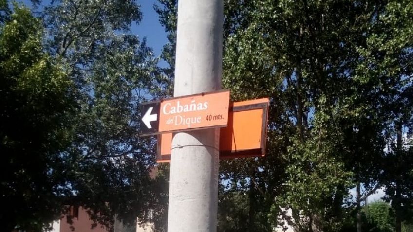 Recordaron la prohibición de colocar andamios, chapas o carteles en los postes de luz
