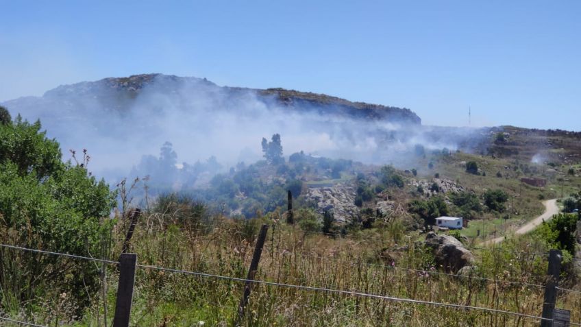 Bomberos trabajan en un nuevo incendio en las sierras