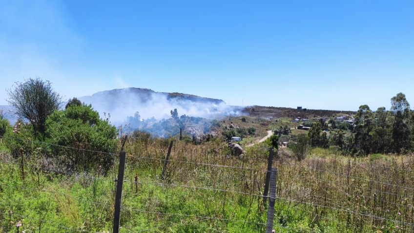 Bomberos trabajan en un nuevo incendio en las sierras