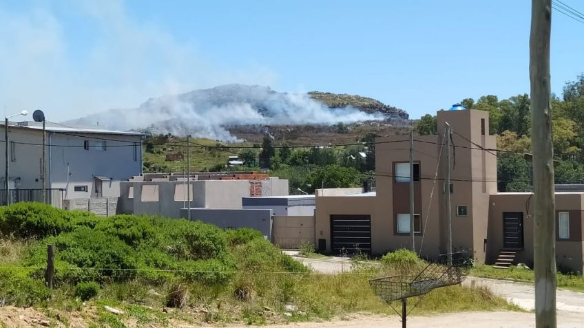 Bomberos trabajan en un nuevo incendio en las sierras