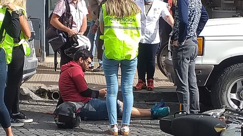 Le abrieron la puerta de una camioneta y chocó: un motociclista herido