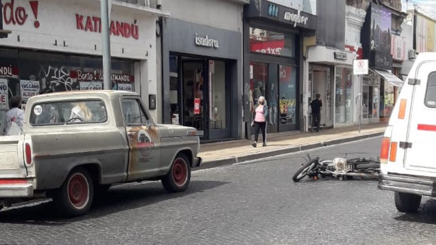 Le abrieron la puerta de una camioneta y chocó: un motociclista herido