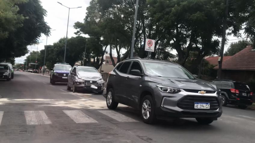 Dos vehículos chocaron por alcance en el semáforo de Avellaneda y Moreno
