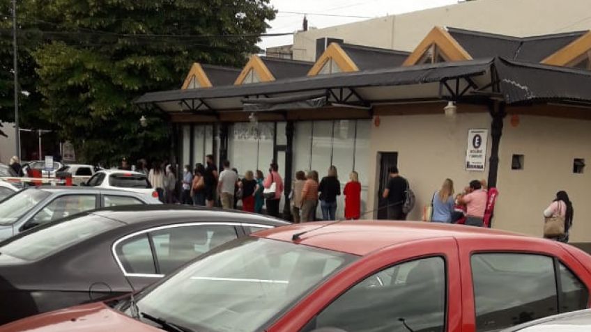 Reconocido local anunció liquidación y "explotó" de gente