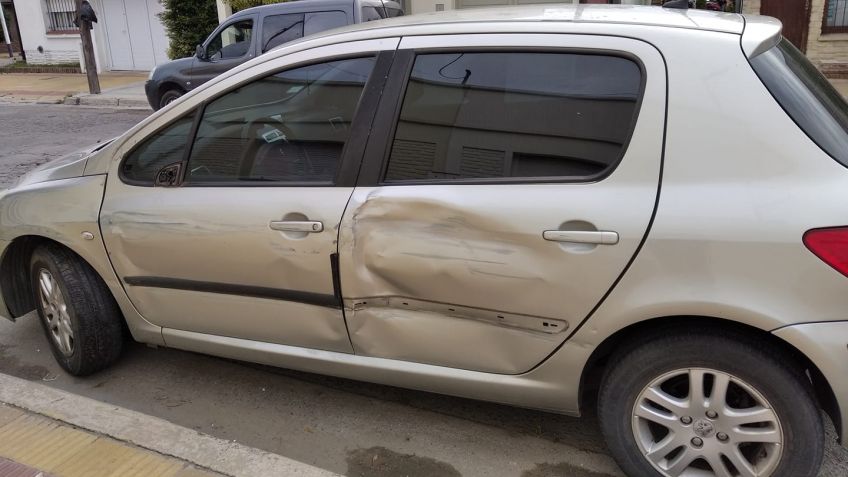 Buscan camioneta que chocó un auto estacionado y se dio a la fuga
