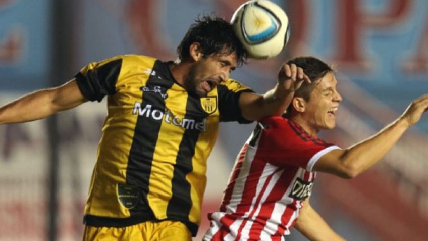 Roberto Tucker, con la camiseta de Santamarina, gana en lo alto.