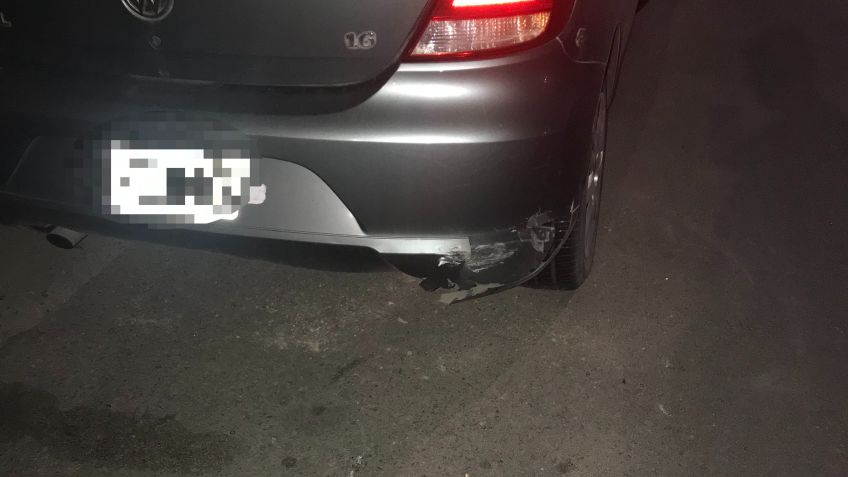 Motociclista chocó contra un auto estacionado y huyó