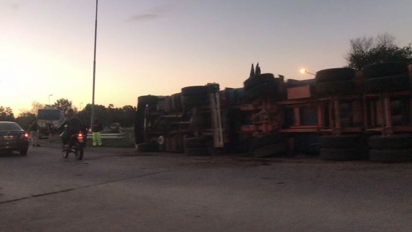Un camión volcó en Ruta 226 y Reforma Universitaria