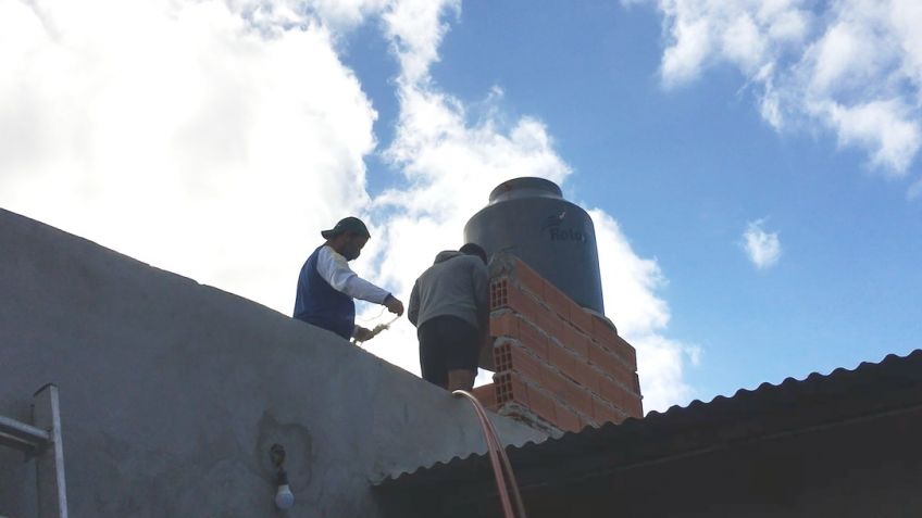 Avanzan con la colocación de tanques de agua de reserva en el barrio La Movediza
