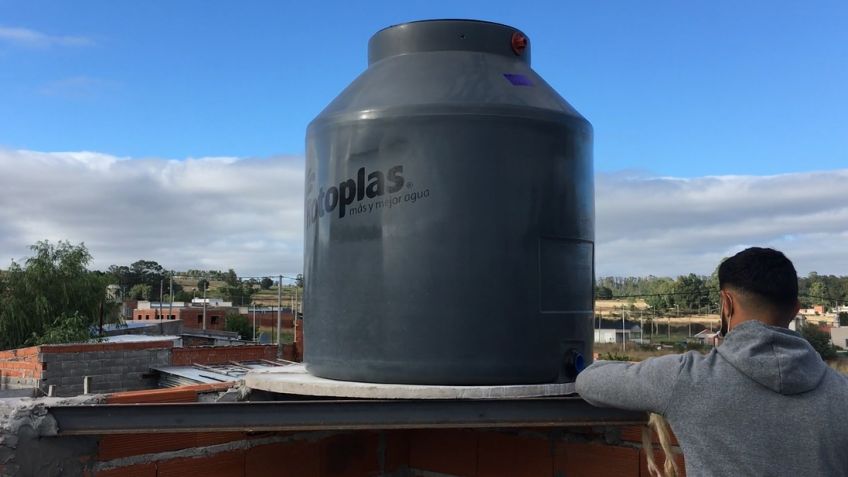Avanzan con la colocación de tanques de agua de reserva en el barrio La Movediza