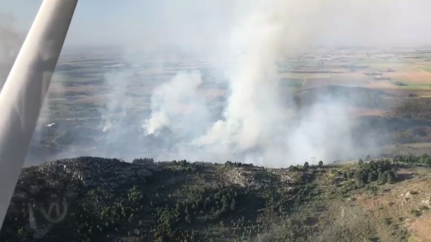 El fuego sigue azotando nuestras sierras y los bomberos siguen trabajando sin descanso