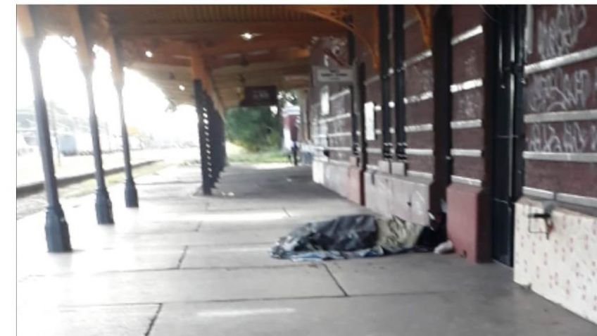 "Personas viviendo en el andén y nadie hace ni dice nada"