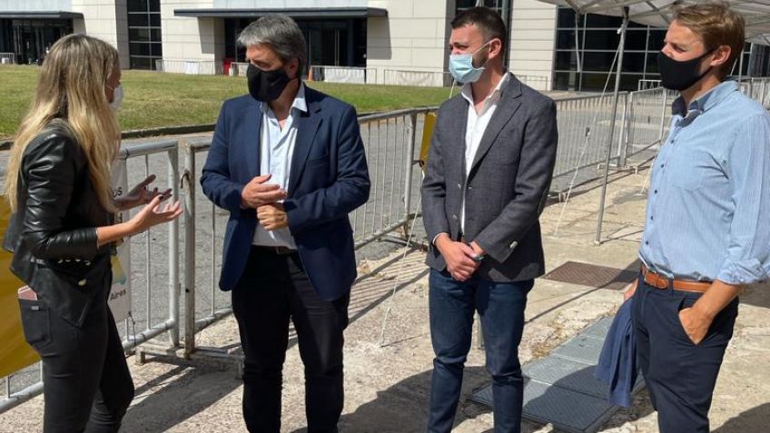 Manazzoni y Nicolini visitaron el centro de vacunación de "La Rural"