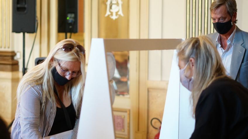Comenzó la firma de escrituras en el Salón Blanco