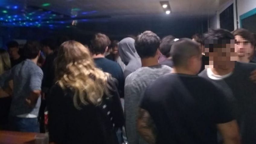 Infraccionaron fiesta clandestina con 200 personas