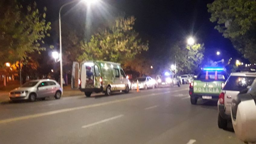 Chocó un auto estacionado: una mujer herida 