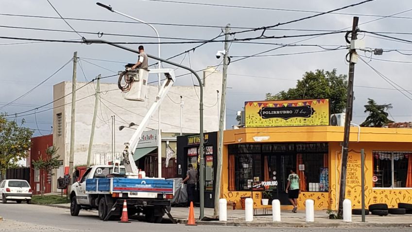 Instalaron un semáforo en Actis y Darragueira y comenzará a funcionar el sábado 