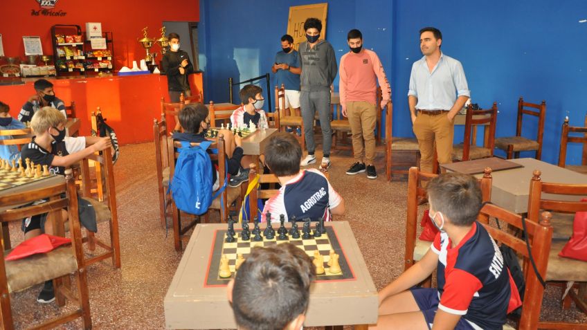 Futbolistas de Ferro reciben clases de Ajedrez y Yoga para complementarlas con su actividad