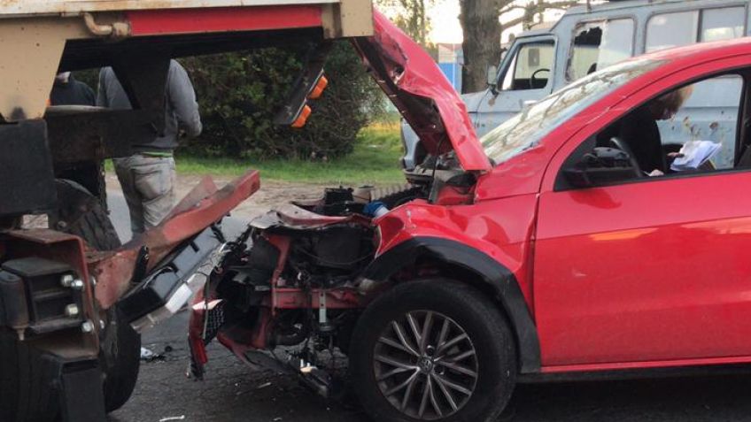 Un hombre resultó herido tras chocar con un camión estacionado