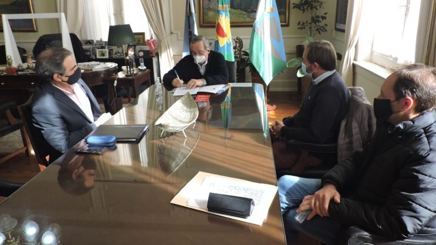 Se firmó el contrato para mejorar el servicio de agua en el barrio La Movediza. 