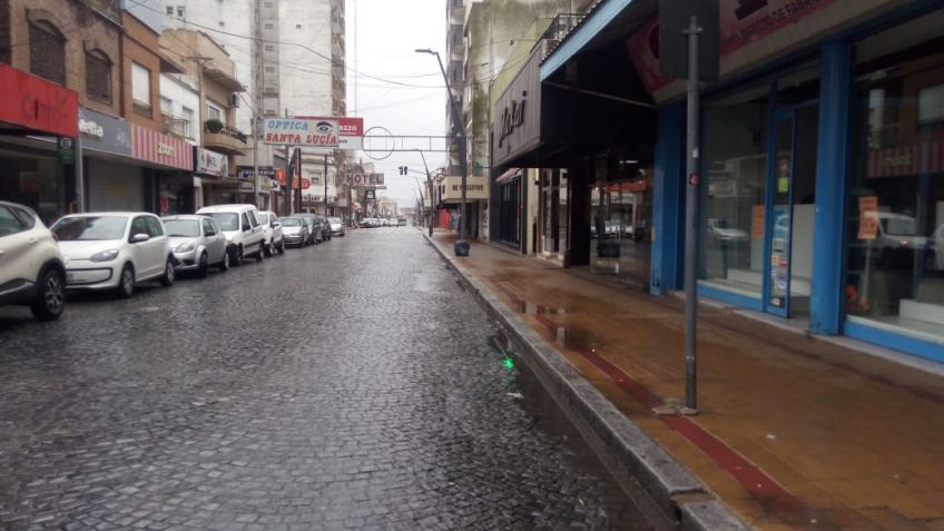 Con las restricciones y la lluvia, las calles se vieron desiertas