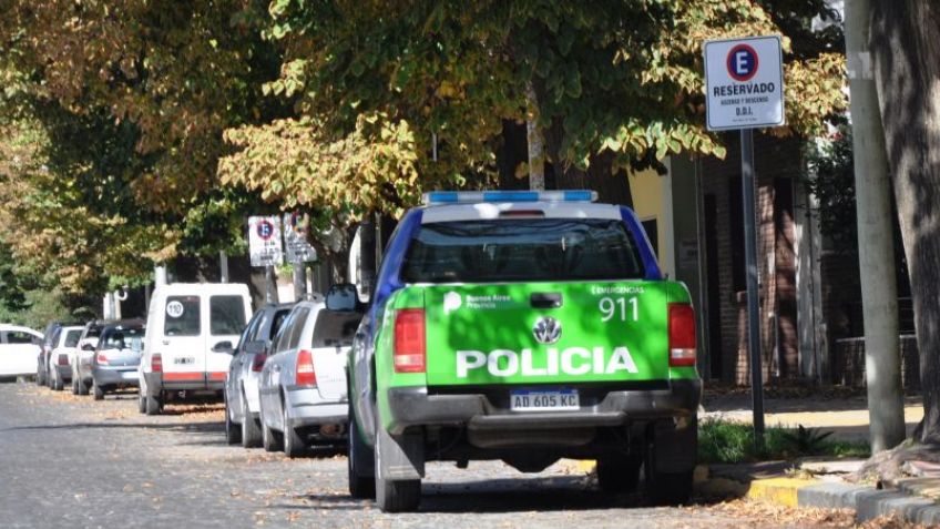 Detienen a un hombre por violar las restricciones e intentar agredir a efectivos policiales