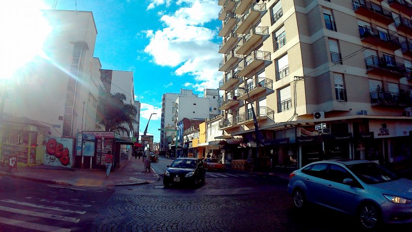Sábado con cielo parcialmente nublado