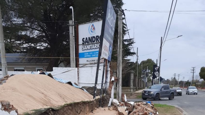 Una mala maniobra provocó la caída de un paredón en la cancha de Ferro