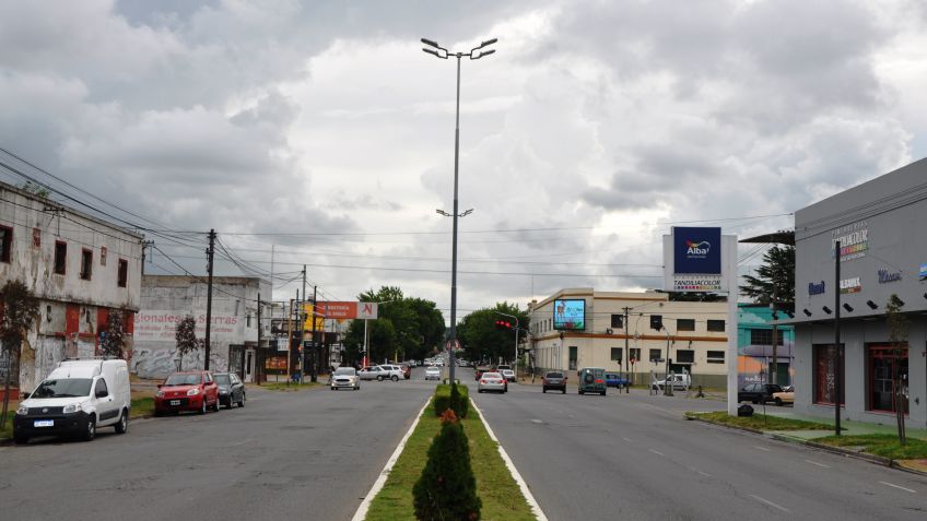 Viernes con viento y cielo nublado