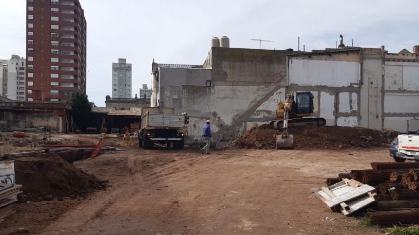Paseo del Banco: Fue dado de alta el operario que sufrió lesiones al caer en un pozo