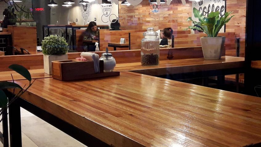 Gastronómicos atendieron dentro de sus locales a pesar de las restricciones