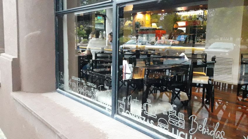 Gastronómicos atendieron dentro de sus locales a pesar de las restricciones