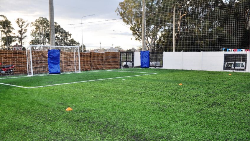 Se renovó completamente la cancha de césped sintético de Ferro