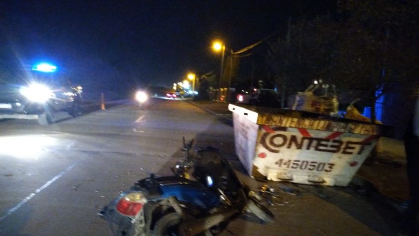 Un hombre falleció tras chocar con su moto contra un contenedor