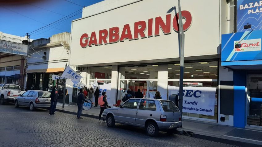 Los trabajadores de Garbarino realizan una toma pacífica de la sucursal